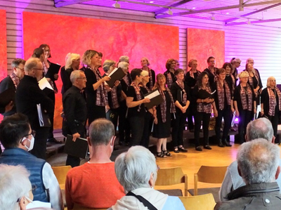 Der Gospelchor beim Auftritt in der Kreuzkirche