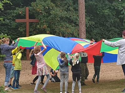 Kinder spielen mit einem buten Schwungtuch