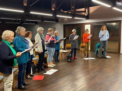 Sängerinnen während der Singkreisprobe