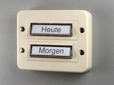 Klingelbrett mit den Aufschriften: "Heute" und "Morgen"