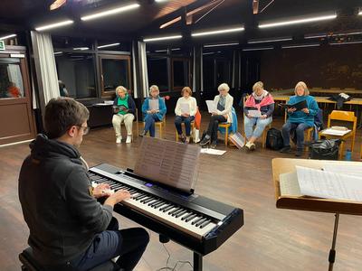 Chorleiter Timo Kreis bei der Singkreisprobe