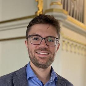 Portrait von Kirchenmusiker Timo Kreis vor einer Orgel